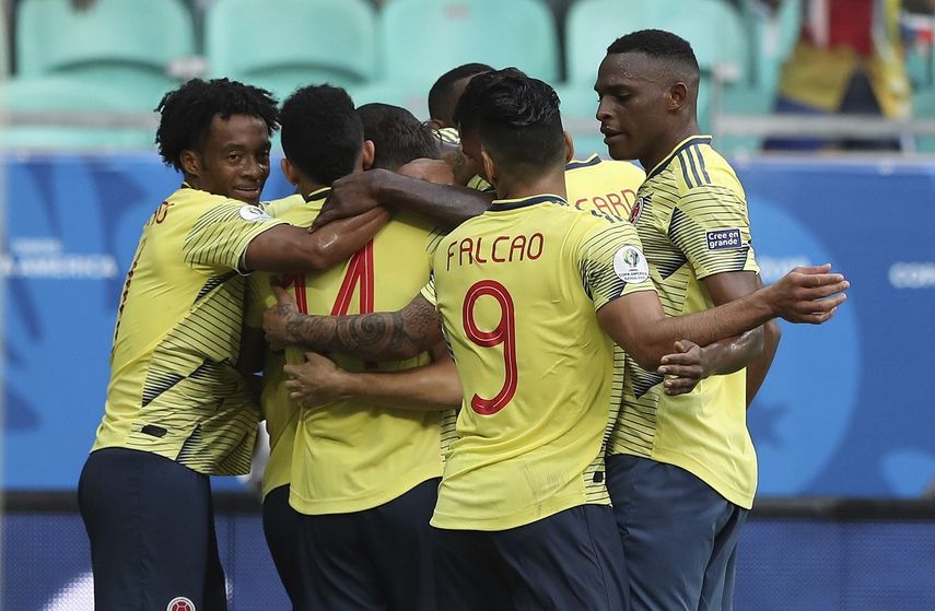 Jugadores de la selección de Colombia festejan el gol de Gustavo Cuéllar frente a Paraguay durante un partido por el Grupo B de la Copa América en la Arena Fonte Nova de Salvador, Brasil, el domingo 23 de junio de 2019.