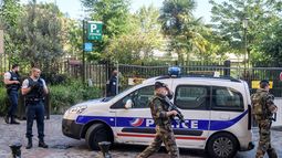 Militares delimitan un perímetro de seguridad en el lugar donde un vehículo ha atropellado a un grupo que formaba parte de una patrulla del dispositivo antiterrorista desplegado en Levallois Perret, a las afueras de París.