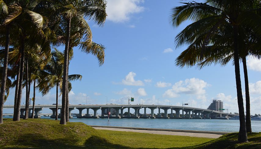 Vista parcial del puente McArthur Causeway, que conecta a Miami con Miami Beach.