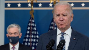 El presidente Joe Biden y detrás el jefe de la Reserva Federal, Jerome Powell.