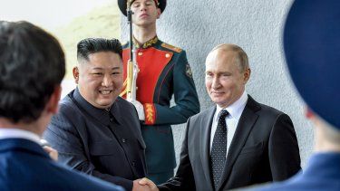 ARCHIVO - El presidente de Rusia, Vladímir Putin, a la derecha, estrecha la mano del líder de Corea del Norte, Kim Jong Un, durante un encuentro en Vladivostok, Rusia, el 25 de abril de 2019. 