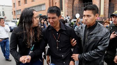 Julbencio Samboní (c), padre de la niña Yuliana Andrea Samboní, sale de la iglesia luego de la ceremonia de velación &nbsp;de la niña