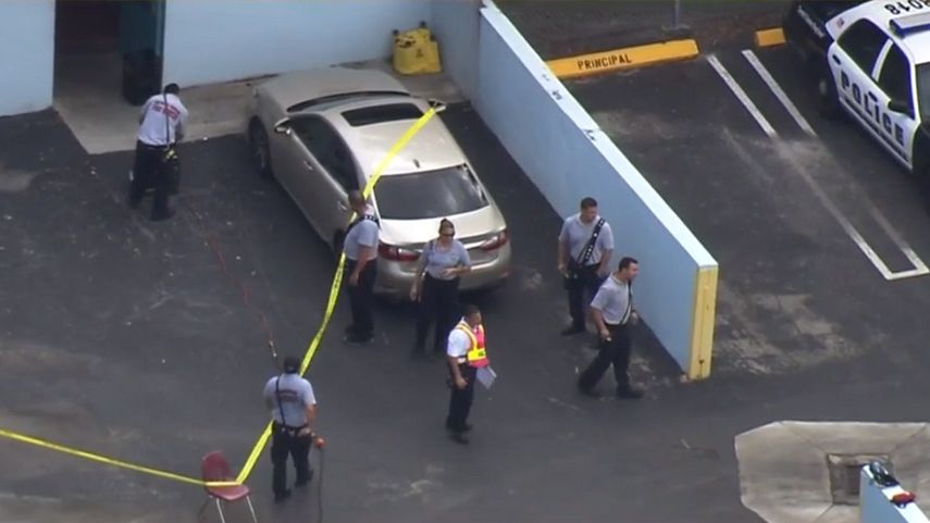 Un equipo del Departamento de Bomberos de Miami-Dade acudió a la escuela Carol City Elementary, en Miami Gardens.