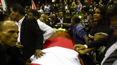 Amigos y familiares de Alan García acompañan el féretro del expresidente.&nbsp;