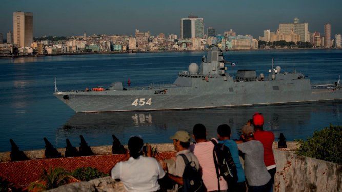 La fragata Almirante Gorshkov de la Armada rusa llega al puerto de La Habana, Cuba, el 24 de junio de 2019.