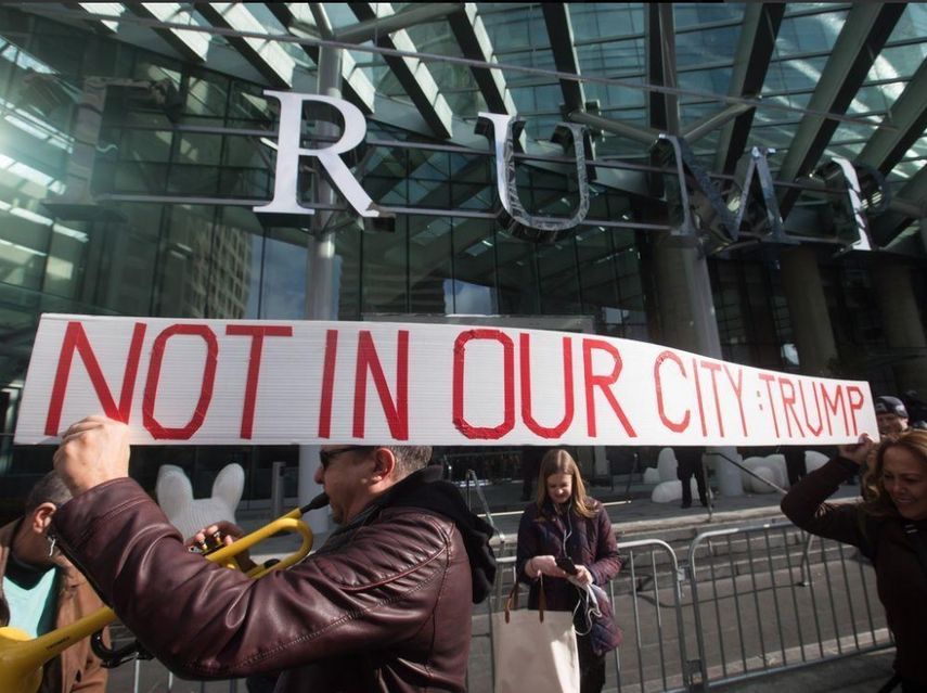 Eric y Donald Trump Jr cortaron la cinta de la Trump International Hotel & Tower, un complejo inmobiliario de 69 pisos en el centro de la ciudad en la costa del Pacífico de Canadá.