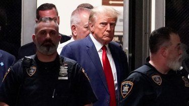 El expresidente Donald Trump es escoltado hacia la sala de un tribunal el 4 de abril de 2023, en Nueva York.&nbsp;