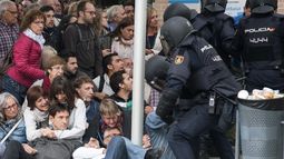 La Policía Nacional&nbsp; requisó las urnas en el ambulatorio del barrio Cappont y se enfrentó con unos ciudadanos durante la consulta del pasado 1 de octubre.&nbsp;