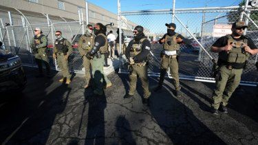 Agentes del Servicio de Inmigración y Control de Aduanas (ICE, por sus siglas en inglés) en un centro de detención de inmigrantes, en Elizabeth, Nueva Jersey, el 7 de mayo de 2025.