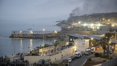 Decenas de personas siguen intentando cruzar la frontera, a 31 de julio de 2026, en Ceuta (España). La ciudad autónoma de Ceuta ha amanecido con numerosas personas que seguían entrando desde Marruecos a primera hora de esta mañana después de una madrugada en la que la afluencia por la zona fronteriza no ha cesado. Miles de inmigrantes han accedido desde hoy a la ciudad autónoma a nado y también a pie&nbsp;leer más&nbsp;bordeando el espigón que separa de Marruecos la ciudad autónoma. Fuentes policiales precisan que son más de 20.000 las personas que habrían entrado a España.