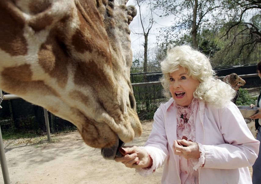 La actriz estadounidense Donna Douglas durante una visita al Zoológico Audubon en New Orleans, 2009. (AP). 