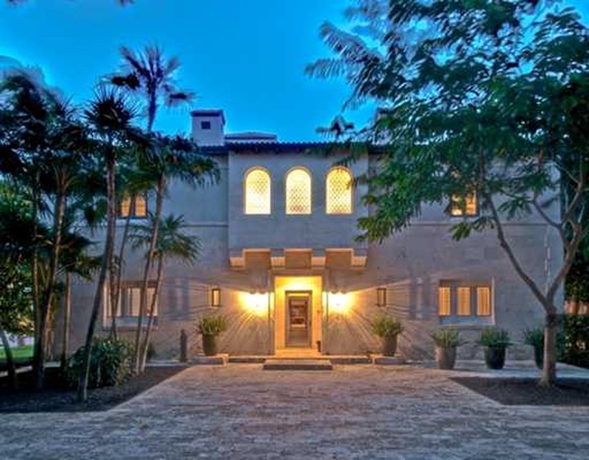 La casa cuenta con una lujosa entrada. (Foto de Miami Real Sate)