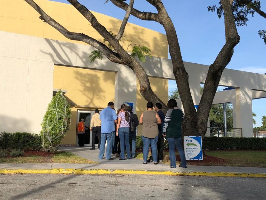 Residentes de Sweetwater van a votar este martes 6 de noviembre. 