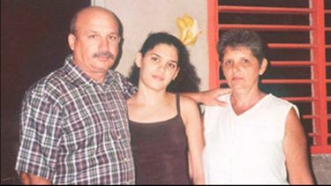 Sayli Navarro junto a sus padres, Félix Navarro y Sonia Álvarez Campello.&nbsp;