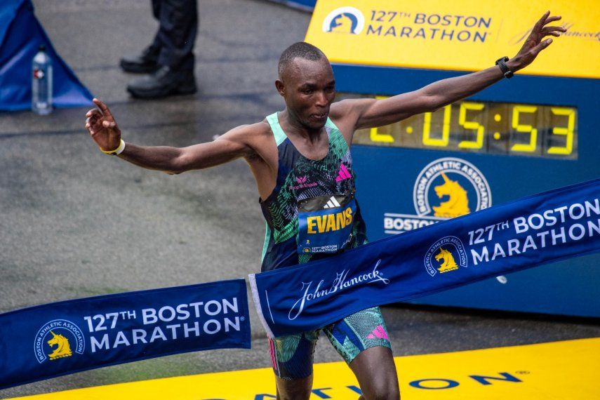 Evans Chebet, de 34 años de edad, se queda con el primer lugar en la carrera masculina del Maratón de Boston 2023.