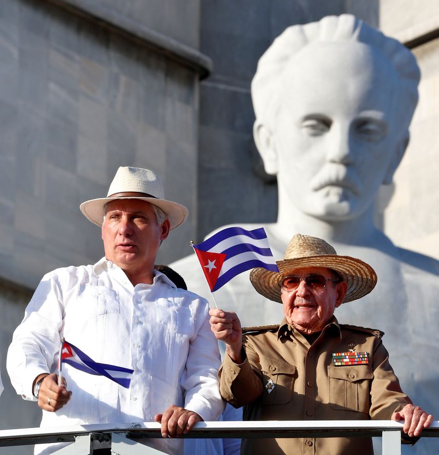 Miguel Díaz-Canel y Raúl Castro, en el defile del 1ro de mayo en La Habana.