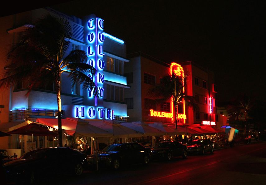 Vista parcial de Ocean Drive, en Miami Beach, de noche.