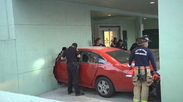 El carro quedó incrustado en la pared de la subestación.&nbsp;