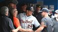 Miguel Cabrera, de los Tigres de Detroit, es felicitado por sus compañeros tras conectar su jonrón 500 en las Grandes Ligas&nbsp;