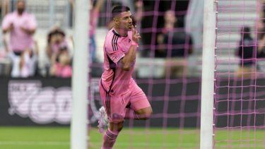 El delantero del Inter Miami, Luis Suárez (9), celebra después de anotar el segundo gol de su equipo durante la primera mitad de un partido de fútbol de la MLS contra Orlando City, el sábado 2 de marzo de 2024, en Fort Lauderdale, Florida.