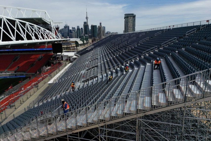 Trabajadores instalan las gradas temporales del BMO Field en Toronto, el 24 de marzo de 2026.