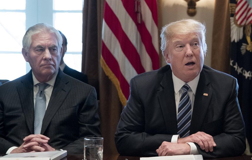 El presidente Donald Trump (c) y el secretario de Estado, Rex&nbsp;Tillerson&nbsp;(i), durante una reunión del Gobierno en la Casa Blanca, en Washington, este lunes 13 de marzo de 2017.&nbsp;