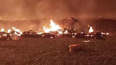 Fotografía cedida que muestra un número no cuantificado de personas calcinadas se observa en el sitio donde se ordeñaba una toma clandestina de combustible hoy, en el poblado de Tlahuililpan, en el estado de Hidalgo.