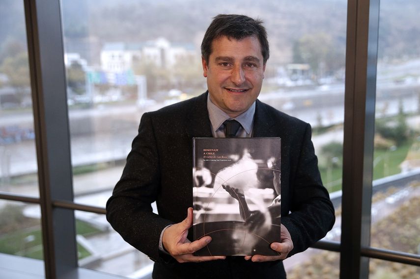 El sumiller español Josep Roca posa durante una entrevista con Efe en Santiago de Chile.&nbsp;