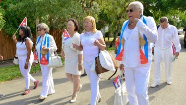 De izquierda a derecha, las Damas de Blanco María Elena Alpizar, Dolia Leal, Noelia Pérez y María Cristina Labrada durante una marcha en Miami, tras la muerte de Fidel Castro.&nbsp;
