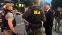En esta foto del 3 de junio de 2020, el administrador interino de la DEA Timothy Shea, visita un retén en Washington. Más de 1.500 personas han sido arrestadas en los últimos tres meses como parte de un proyecto de la DEA contra el crimen violento. En esta foto del 3 de junio de 2020, el administrador interino de la DEA Timothy Shea, visita un retén en Washington. Más de 1.500 personas han sido arrestadas en los últimos tres meses como parte de un proyecto de la DEA contra el crimen violento.