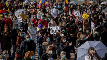 Manifestantes se reúnen el domingo 29 de noviembre de 2020 durante una protesta con el fin de exigir más recursos para el sistema de salud pública, en Madrid.&nbsp;