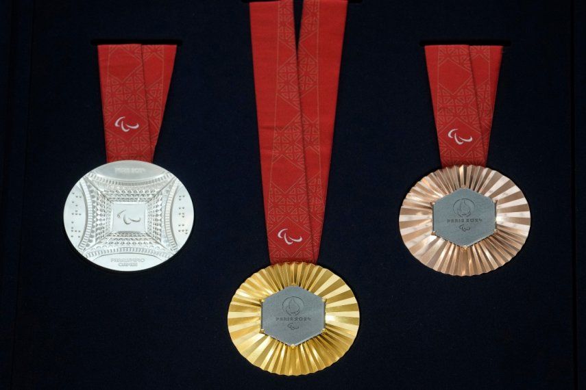 Las medallas de los Juegos Olímpicos de París 2024 al ser mostradas por los organizadores de las justas, el jueves 8 de febrero de 2024, en Saint-Denis, Francia.