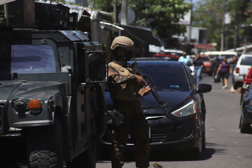 Soldados vigilan un puesto de control a la entrada de la comunidad de Las Palmas, un barrio que se supone está bajo el control de la pandilla Barrio 18 en San Salvador, El Salvador, el domingo 27 de marzo de 2022.&nbsp;