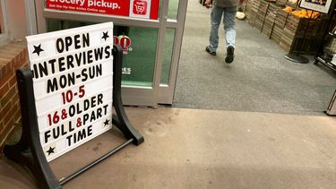 Un letrero anuncia entrevistas para puestos de trabaja vacantes de tiempo completo y parcial.