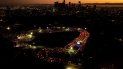 En esta foto del 18 de noviembre del 2020, automovilistas esperan en largas colas para someterse a pruebas de coronavirus en un estacionamiento del Dodger Stadium, en Los Ángeles. En esta foto del 18 de noviembre del 2020, automovilistas esperan en largas colas para someterse a pruebas de coronavirus en un estacionamiento del Dodger Stadium, en Los Ángeles.
