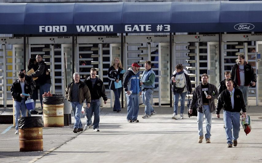 Trabajadores abandonan la sede de la&nbsp;automotriz&nbsp;Ford de Wixom, en Michigan.