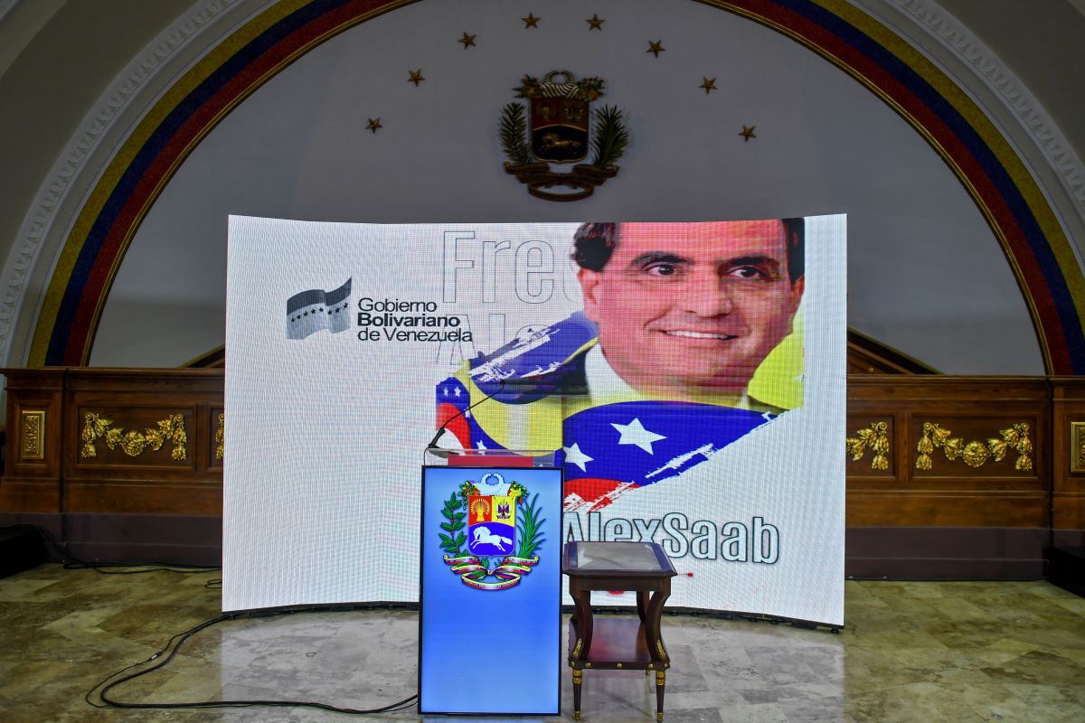 La imagen del supuesto testaferro Alexander Saab se proyecta en una pantalla en la Asamblea Nacional, en Caracas el 16 de octubre de 2021, antes de una conferencia de prensa. La imagen del supuesto testaferro Alexander Saab se proyecta en una pantalla en la Asamblea Nacional, en Caracas el 16 de octubre de 2021, antes de una conferencia de prensa.