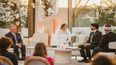 Una imagen distribuida por el Palacio Real de Jordania muestra al rey Abdullah II -izquierda- asistiendo a la ceremonia de boda de su hija mayor, la princesa Iman, y Jameel Alexander Thermiotis en Ammán el 12 de marzo de 2023.