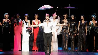 El diseñador francés Julien Fournie celebra con modelos después de su desfile durante la Semana de la Moda de Alta Costura Femenina Primavera/Verano 2024 en París el 23 de enero de 2024.