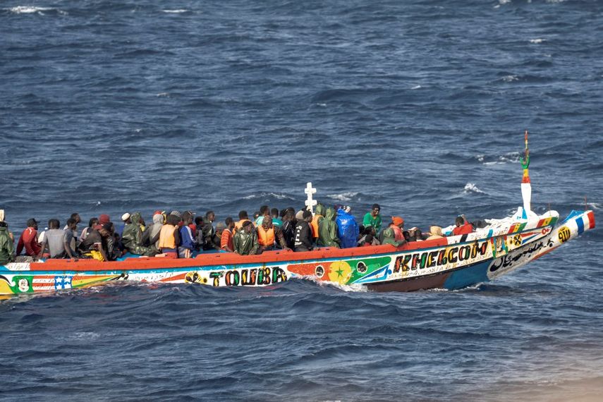 Migrantes a bordo de una lancha de madera mientras navegan hacia el puerto de La Restinga, en la isla de El Hierro, España, el lunes 19 de agosto de 2024.&nbsp;