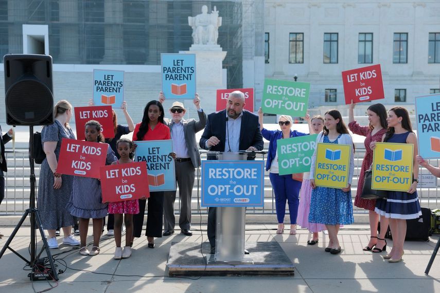 Padres se manifiestan en las afueras de la sede de la Corte Suprema de Justicia de Estados Unidos.
