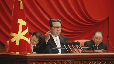 En esta imagen, tomada entre el 27 y el 31 de diciembre de 2021 y distribuida por el gobierno de Corea del Norte el 1 de enero de 2022, el líder norcoreano, Kim Jong Un (centro), asiste a una reunión del Comité Central del gobernante Partido de los Trabajadores, en Pyongyang, Corea del Norte.&nbsp;