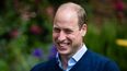 En esta foto de archivo tomada el 3 de julio de 2020, el príncipe William de Gran Bretaña, duque de Cambridge, sonríe mientras habla con los propietarios y trabajadores en el evento&nbsp;The Rose and Crown en Snettisham, en el este de Inglaterra.&nbsp; &nbsp;