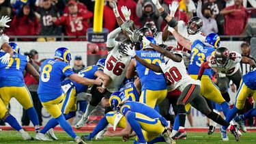 Matt Gay (8), de los Rams de Los Ángeles, patea el gol de campo de la victoria en contra de los Buccaneers de Tampa Bay, durante la segunda mitad del partido de la NFL en la ronda divisional de los playoffs. Tom Brady es eliminado de la postemporada