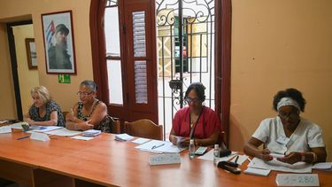 Integrantes de un colegio electoral esperan a los votantes durante la primera vuelta de los comicios municipales.