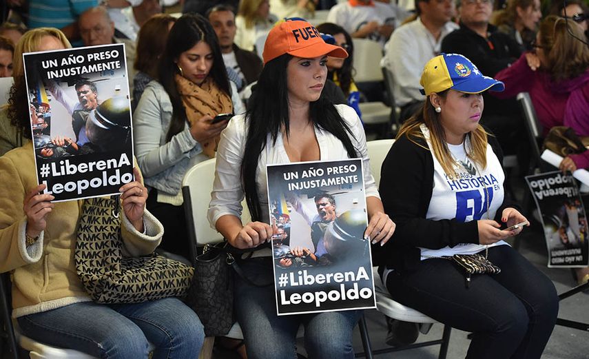 Venezolanos exiliados en el sur de Florida se concentraron en El Arepazo I, de Doral, para reclamar la liberación de presos políticos durante el régimen de Nicolás Maduro. (Álvaro Mata)
