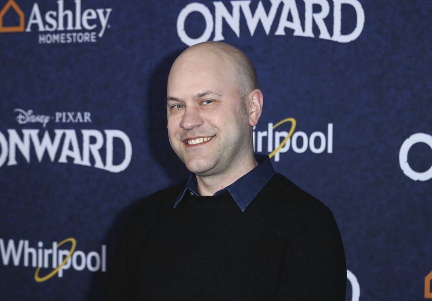 El director de Onward, Dan Scanlon, llega al estreno mundial de la cinta animada en el cine El Capit&aacute;n, en Los Angeles, el martes 18 de febrero del 2020.
