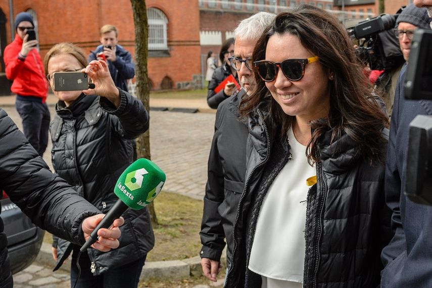 La esposa del expresidente catalán Carles&nbsp;Puigdemont, Marcela Topor, abandona la prisión de Neumünster (Alemania) tras la visita a su marido este miércoles.