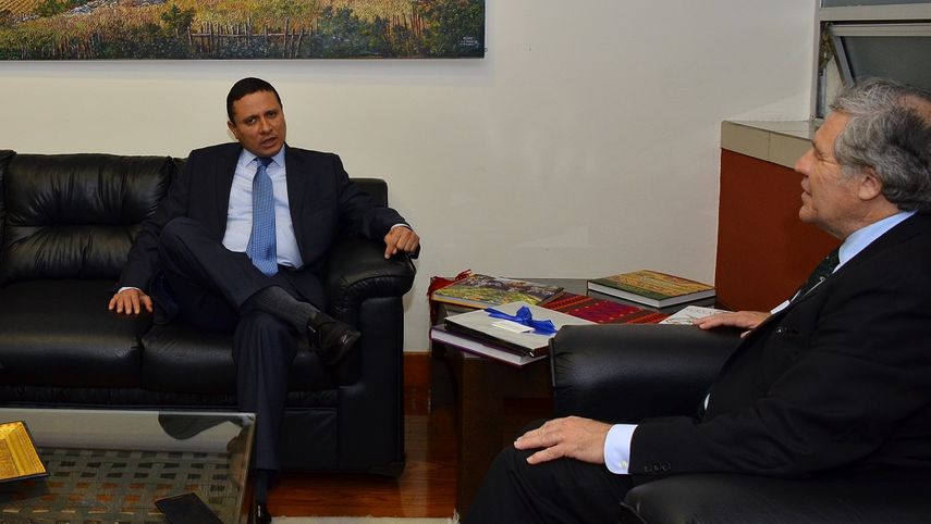 El secretario general de la OEA, Luis&nbsp;Almagro&nbsp;(d), habla con el ministro de Relaciones Exteriores de Guatemala, Carlos Raúl Morales (i), durante una reunión para tratar, entre otros temas, el diferendo territorial que el país centroamericano mantiene con Belice.