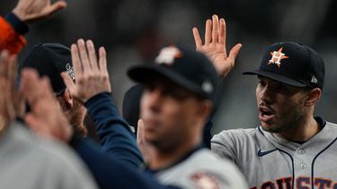Carlos Correa celebra el triunfo de los Astros de Houston al final del quinto duelo de la Serie Mundial